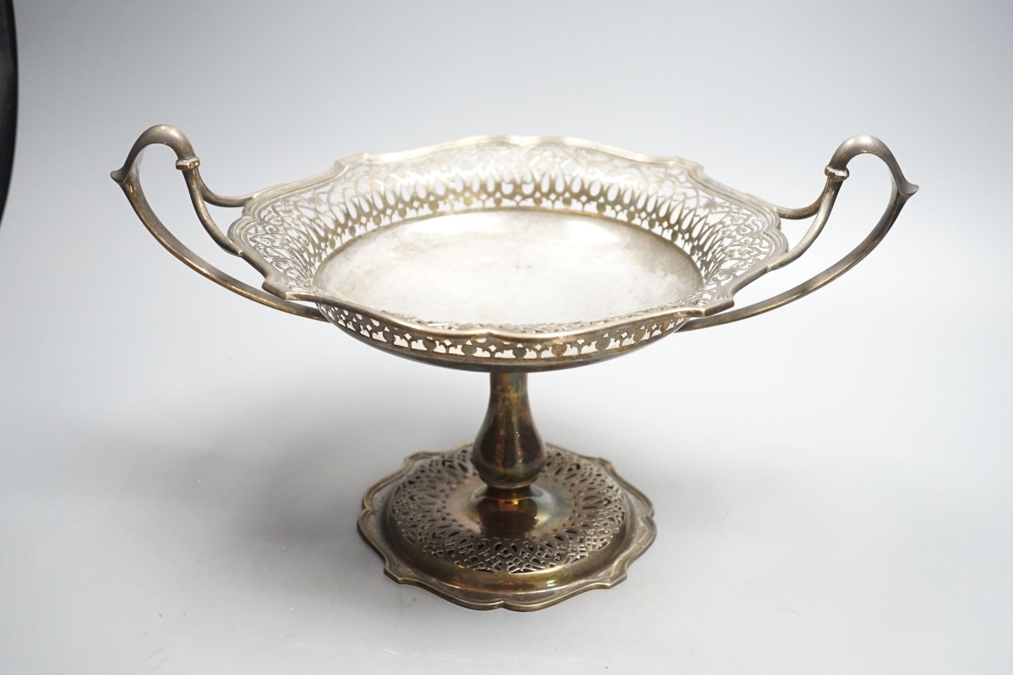 A George V pierced silver tazza, London, 1918, width 35.3cm over handles, 26oz.